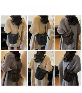 Vues multiples du sac seau noir en daim avec surpiqûres blanches et cordon de serrage