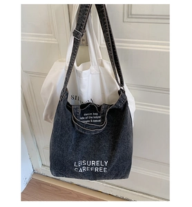 Détail du sac à épaule en jean vintage avec bandoulière réglable et logo Leisurely