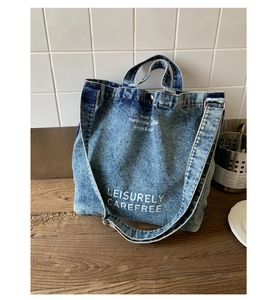 Détail du sac cabas en denim bleu délavé avec texte imprimé Leisurely Carefree