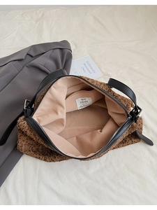 Vue détaillée du sac cabas léopard avec doublure rose et petite poche intérieure zippée
