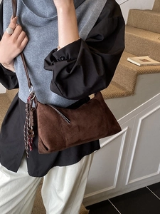 Sac bandoulière vintage en daim marron foncé avec pendentif décoratif à pompons tissés