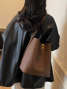 Sac seau classique en cuir marron de grande capacité avec fermoir en métal doré à l'épaule