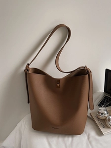 Sac seau vintage en cuir marron avec boucle dorée et bandoulière pour le quotidien