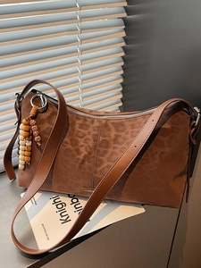 Sac Bandoulière Vintage en Daim Imprimé Léopard pour Femme Grande Capacité Sac Hobo avec Pendentif Pompon en Perles