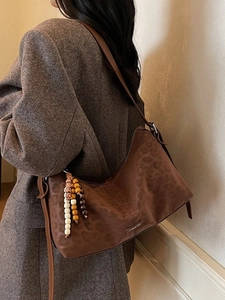 Sac à bandoulière vintage léopard marron en daim avec pendentif à pampilles perlé