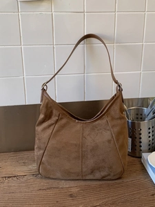 Sac hobo vintage en daim marron avec finition mate et texture cuir couleur caramel