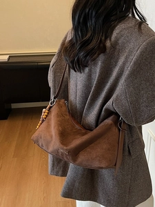 Sac bandoulière en cuir dépoli marron en forme de demi-lune avec perles vintage