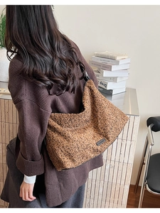 Détail du sac cabas léopard montrant les strass étincelants et la bandoulière en cuir