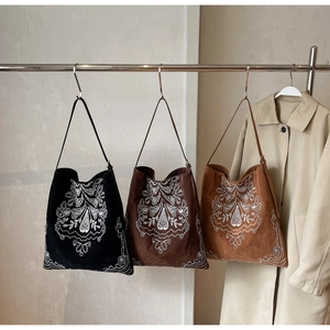 Drei große Wildleder-Einkaufstaschen in Schwarz und Braun mit Vintage-Blumenstickerei
