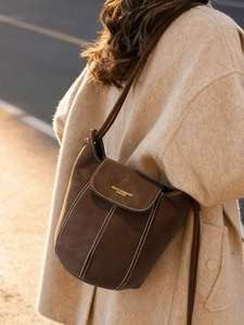 Sac seau vintage en daim marron avec surpiqûres blanches contrastées pour l'automne