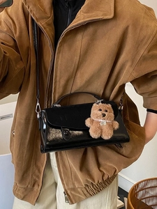 Schicke schwarze Damen-Handtasche aus Kunstleder mit süßem braunem Teddybär-Anhänger