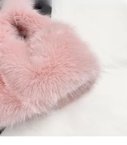 Dettaglio macro della texture in pelliccia sintetica rosa di una borsa a secchiello