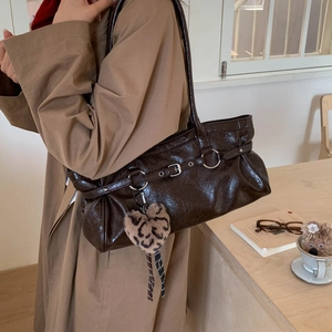 Détail du sac cabas en cuir froissé marron foncé avec boucles argentées et breloque léopard
