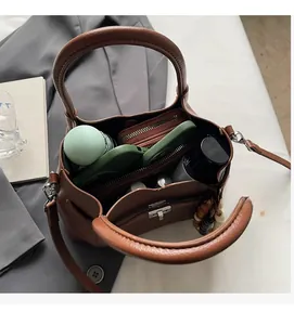 Vue de dessus de l'intérieur du sac Lindy marron montrant un grand espace de rangement