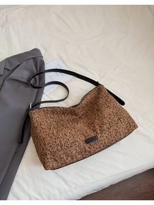Sac fourre-tout tendance à motif léopard avec bandoulière noire sur tissu beige