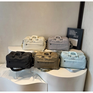 Nahaufnahme von leichten Reisetaschen in fünf Farben auf einem Display-Ständer