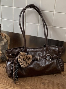 Sac à Épaule en Cuir PU Rétro Grande Capacité Sac Fourre-tout pour Femmes Avec Pendentif Coeur Léopard Navettage Mode Sac Sous les Aisselles