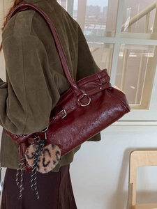 Sac à bandoulière en cuir verni bordeaux avec charme cœur léopard en situation