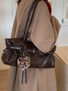 Sac fourre-tout en cuir verni marron foncé avec plis et pendentif cœur imprimé léopard