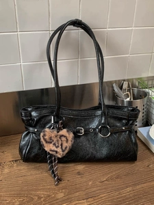 Sac à bandoulière noir brillant plissé avec longues anses et breloque cœur léopard