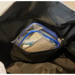 Detail der Reisetasche mit wasserdichtem PVC-Trocken-Trennungsfach und Reißverschluss