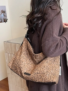 Grand sac cabas à imprimé léopard avec bordures noires pour un look quotidien
