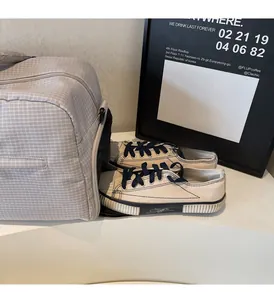 Detailansicht der Reisetasche mit separatem Schuhfach für praktische Aufbewahrung