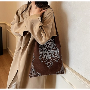 Detaillierte Stickerei mit weißen Blumenmustern auf brauner Wildleder-Tote-Bag für Damen