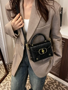 Classic black retro crossbody bag in wrinkled leather with gold twist lock for daily commute
