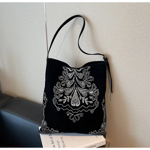 Detail der Vintage-Blumenstickerei auf schwarzem Wildleder-Shopper mit Riemen