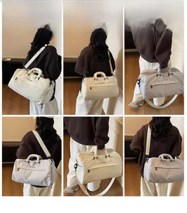 Detail des strapazierfähigen Textilgewebes und des verstellbaren Gurts der Reisetasche