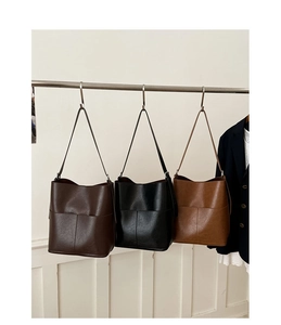 Vue détaillée de trois sacs seaux vintage en couleurs café, noir et marron caramel