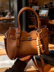 Sac à Épaule Rétro en Cuir PU pour Femmes Vintage avec Surpiqûres et Fermoir Pivotant en Métal Sac Seau avec Pendentif
