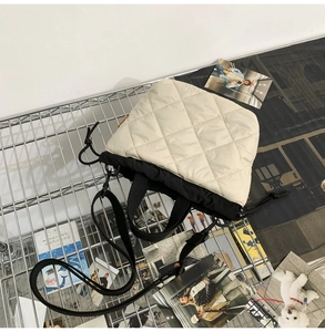 Dettaglio della borsa a secchiello trapuntata con coulisse e motivo a rombi in nylon