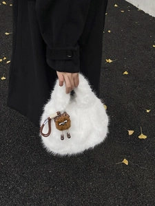 Borsa a spalla in ecopelliccia bianca da donna con ciondolo mostro di peluche marrone