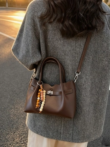 Sac seau en cuir marron foncé avec fermoir en métal argenté et breloque perlée bohème