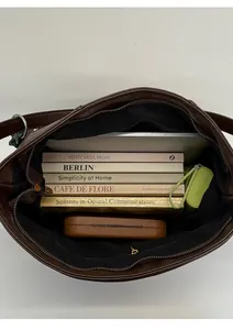 Vue intérieure du sac cabas en cuir marron foncé montrant une grande capacité de rangement