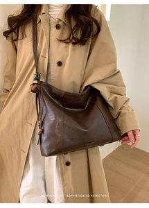 Sac fourre-tout rétro marron foncé en similicuir avec perles en bois et style hobo souple
