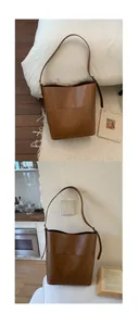 Détails du sac seau marron vintage avec bandoulière réglable et finition en cuir lisse