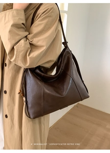 Détail du cabas marron foncé en cuir grainé avec cordon de serrage et perles en bois