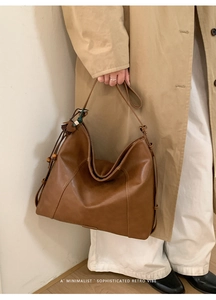 Sac fourre-tout en cuir marron avec cordons latéraux et pompons en perles de bois