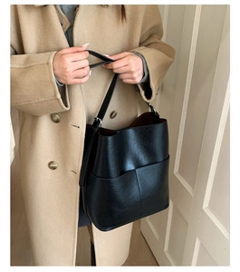 Sac seau noir avec bandoulière à boucle argentée et poche extérieure élégante