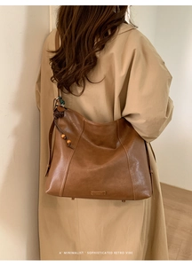 Sac à bandoulière marron rétro à grande capacité avec détail de perle en bois