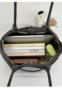 Vista dall'alto della capiente borsa tote in pelle marrone con interno ampio e chiusura