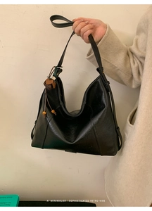 Sac hobo en cuir noir avec breloque fleurie décorative et bandoulière réglable de luxe