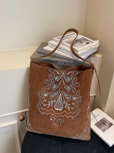 Braune Vintage Wildleder-Tasche mit weißer ethnischer Stickerei und Schultergurt