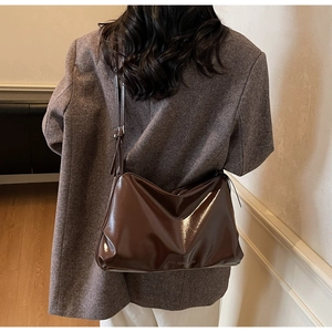 Detail of the high-gloss dark brown leather tote bag with SOLAR&MISS brand logo