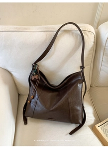 Vue détaillée d'un sac cabas en similicuir marron café avec gland et logo de la marque