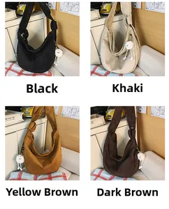 Détails des grands sacs hobo en quatre couleurs avec pompons blancs dans un décor maison