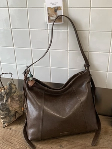 Sac fourre-tout marron foncé en similicuir brillant avec bandoulière réglable et décor